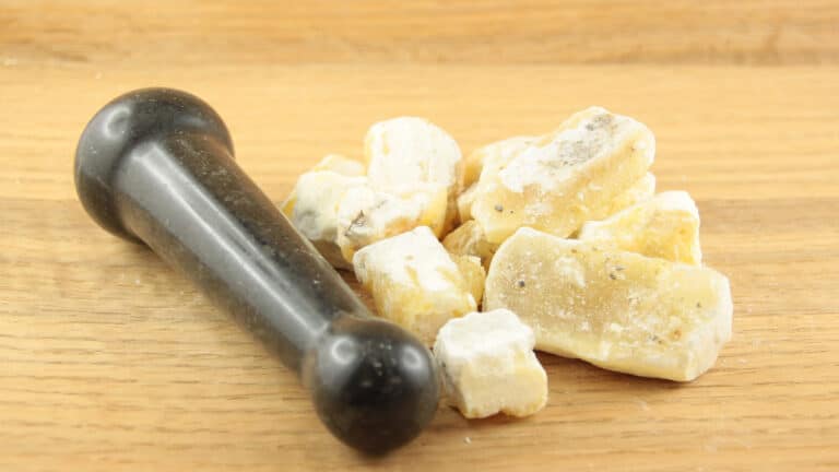 Weißer Copal räuchern – Bedeutung, Wirkung & Anwendung