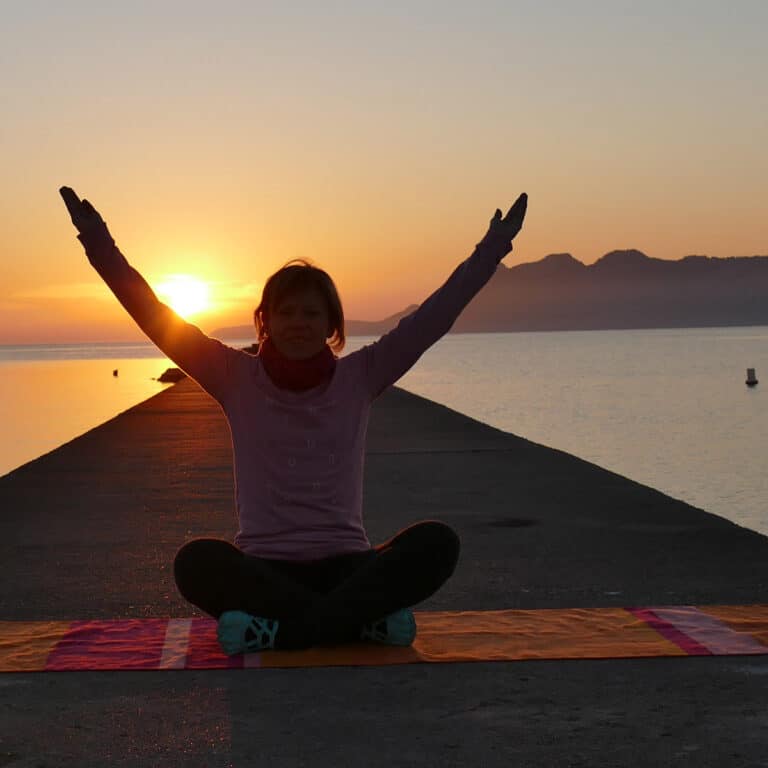 Yoga mit Martina
Person macht Yoga bei Sonnenaufgang am Meer