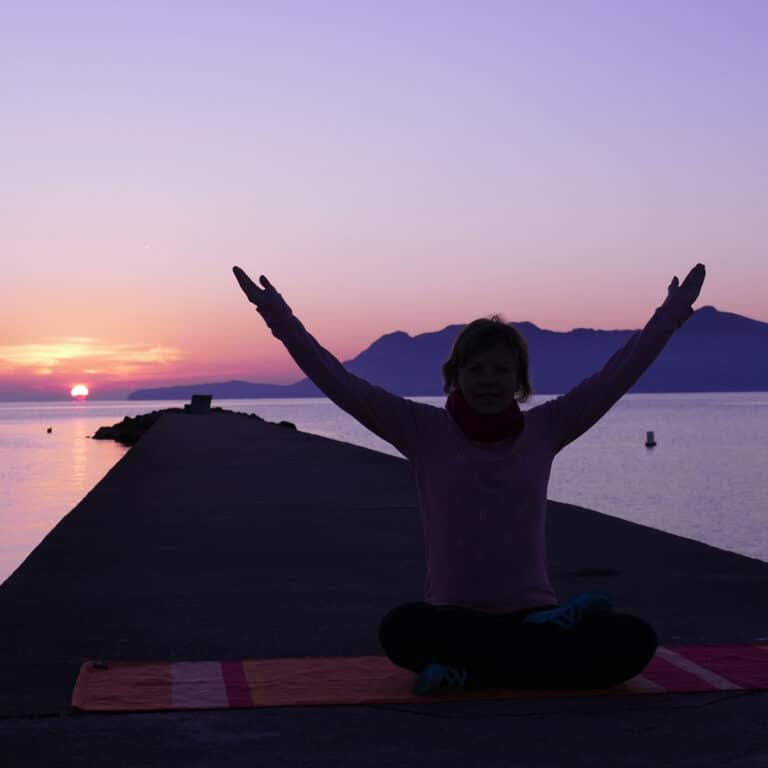Rauhnächte Ritual

Person meditiert am Steg bei Sonnenaufgang